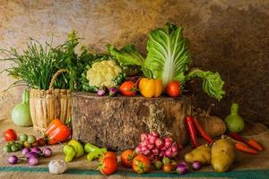 Bodegón de verduras, hierbas y frutas.