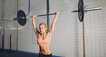 mujer de gimnasio levantando pesas