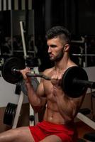 hombres jóvenes haciendo ejercicio para bíceps foto