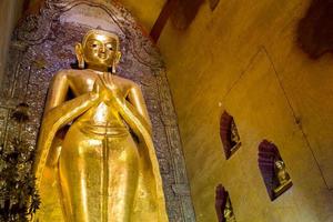 imagen de Buda en el templo de ananda foto
