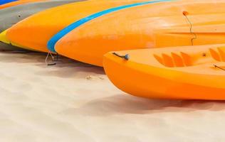 coloridos kayaks muelle ordenado en la playa foto