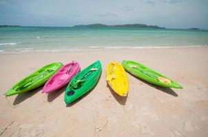 coloridos kayaks en la playa tropical