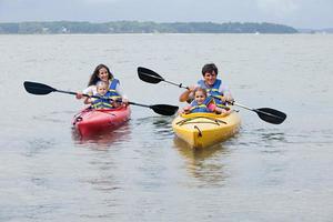 pareja e hijas en kayak