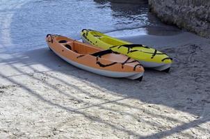 kayaks en la playa