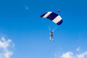 paracaídas sobre cielo despejado foto