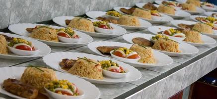 hileras de platos con arroz y pollo