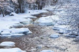 río que fluye en invierno foto