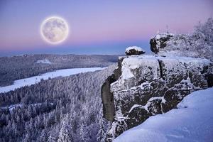 luna llena en las montañas de invierno. foto
