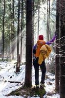 mujer senderismo en bosque de invierno