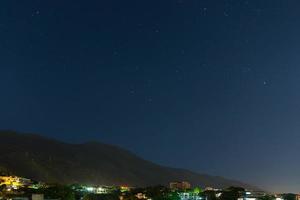 Vista nocturna de la montaña de avila en caracas, venezuela foto