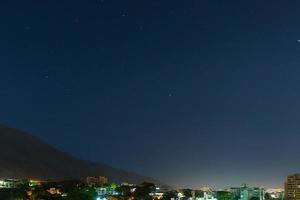 Vista nocturna de la montaña de avila en caracas, venezuela foto