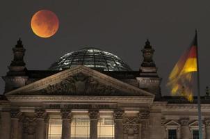 Reichstag con luna sangrienta, Berlín, Alemania foto