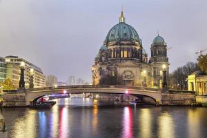 Catedral de Berlín y el puente sobre el río Spree foto