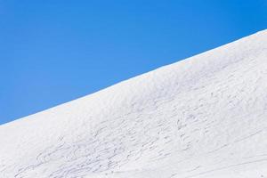 pista de esquí con pistas de esquí foto