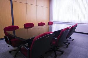 mesa de conferencia y sillas en la sala de reuniones foto