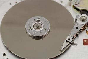 disco duro de la computadora abierta sobre fondo blanco foto