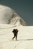 esquiador de gira en los Alpes suizos foto