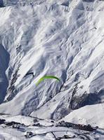 velocidad de vuelo en las montañas de invierno en sol bonito día foto