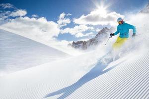 esquiador de esquí alpino en altas montañas foto