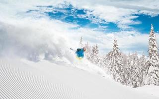 esquiador de esquí alpino en altas montañas foto