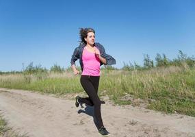 joven fitness mujer corriendo foto