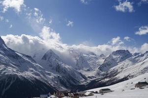 cafe y hoteles en alta montaña. estación de esquí. foto