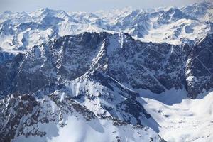 Zugspitze montaña nevada del invierno en Alemania Europa. foto