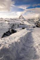 increíble matterhorn con la ciudad de zermatt, suiza foto