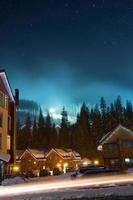 pueblo de esquí de noche foto