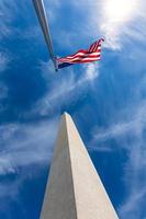 Monumento a Washington y banderas americanas foto