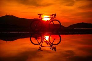 bicicleta silueta con reflejo foto