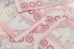 dinero tailandés en cien billetes
