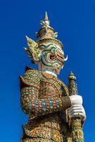 Estatua de guardia gigante en Wat Pra Kaew Bangkok Tailandia foto