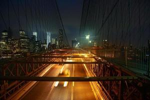 puente de brooklyn en la noche foto