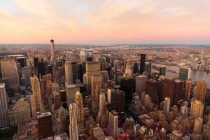 Nueva York con rascacielos urbanos al atardecer
