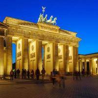 Puerta de Brandenburgo en la noche, Berlín, Alemania foto