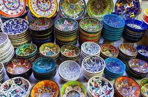 cerámica turca clásica en el mercado foto