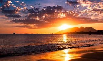 espectacular puesta de sol en el océano foto