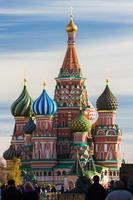 S t. Catedral de la albahaca en Moscú en un día soleado foto