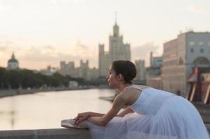 bailarina y paisaje urbano de moscú foto