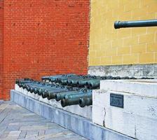 antiguos cañones de artillería en el kremlin de moscú, rusia