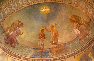 milán - bautismo de cristo fresco en la iglesia de san agostino foto