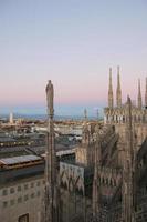 Vista de Milán desde el duomo en la noche. v.4. foto
