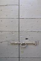 Puerta de la casa abstracta en Italia cerrada oxidada foto