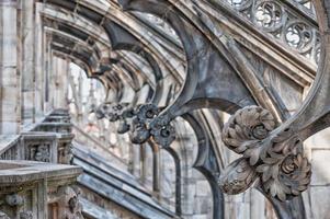 detalle de arcos del techo de la catedral de milán foto