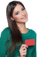 mujer sonriente mostrando tarjeta de crédito en blanco