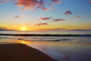 puesta de sol de la playa de maui foto