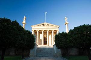 Academia de Atenas con las columnas Apolo y Atenea. Grecia.