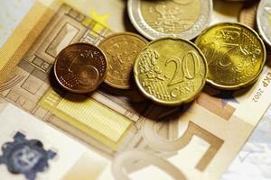 Euro monedas y billetes de dinero. foto
