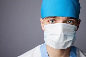 doctor en medicina en máscara foto